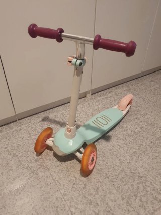 Patinete (Oxelo Scooter) con luces en las ruedas.