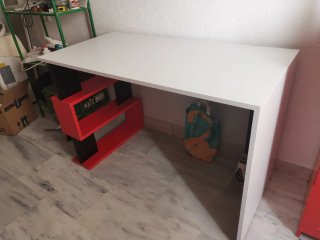 Escritorio moderno blanco y rojo