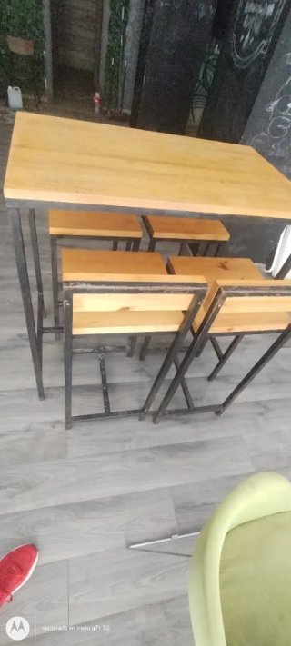 3 Mesas Altas  y 18 Taburetes de Bar excelentes