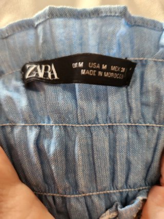 Top sin mangas azul con bordados