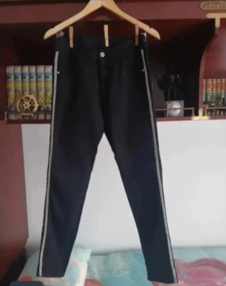 Pantalones negros con raya lateral