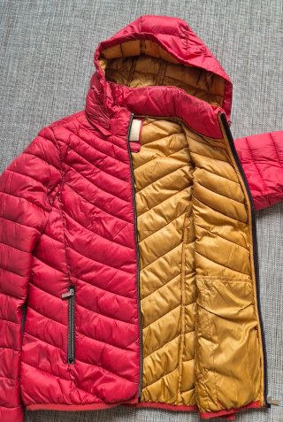 Chaqueta Acolchada Roja con Capucha