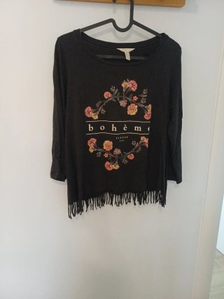 Camiseta Negra con Flecos y Estampado Floral