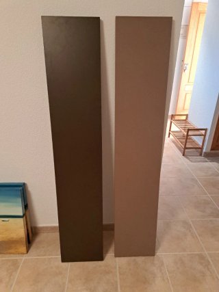 Dos estantes de madera