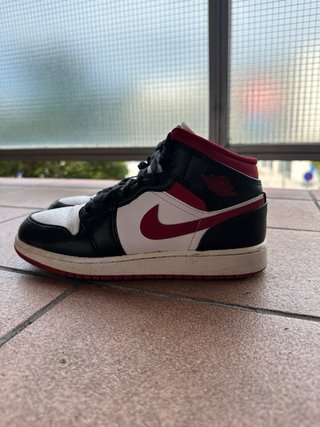 Air Jordan 1 Mid GS Negro y Rojo