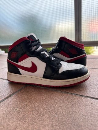 Air Jordan 1 Mid GS Negro y Rojo