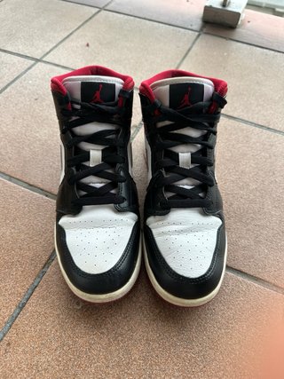 Air Jordan 1 Mid GS Negro y Rojo