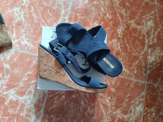 Sandalias cuña Pull and Bear azul