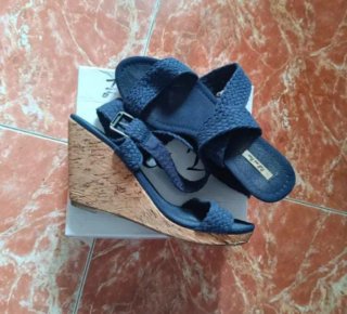 Sandalias cuña Pull and Bear azul