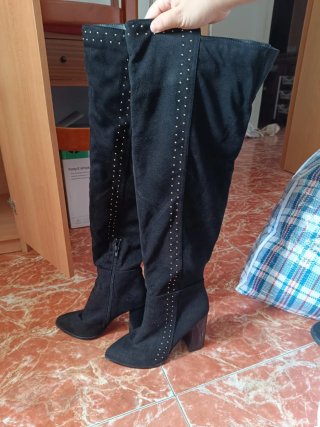 Botas altas mujer negras con tachuelas
