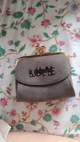 Monedero gris con detalle LOVE y cierre dorado