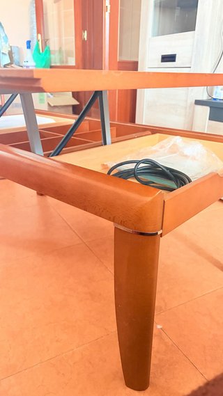 Mesa de centro elevable madera y cristal.
