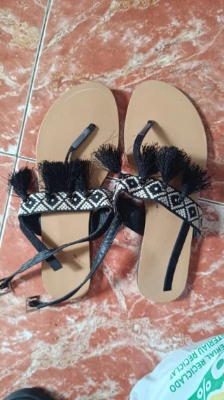 Sandalias planas con flecos y tiras