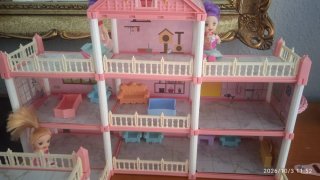 Casa de muñecas rosa y blanca