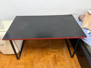 Scrivania da gaming HUVUDSPELARE nero/rosso