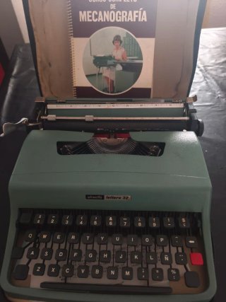 Máquina de escribir Olivetti Lettera 32