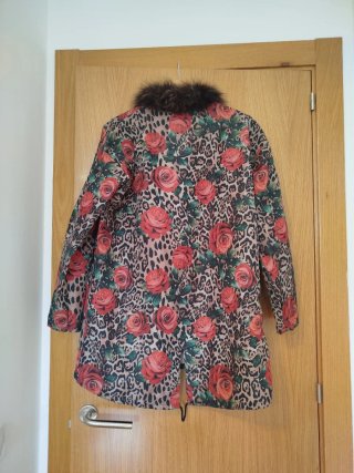 Parka leopardo rosas rojas oversize