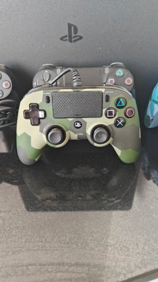 Mando Nacon con cable para PS4