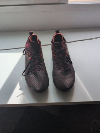 Botas de fútbol negras y naranjas