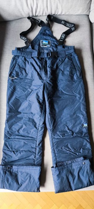 Pantalón de esquí Decathlon azul.
