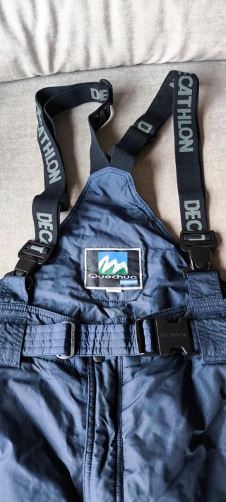 Pantalón de esquí Decathlon azul.