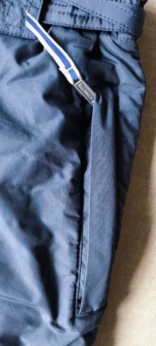 Pantalón de esquí Decathlon azul.