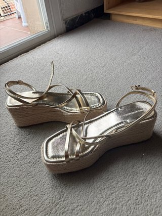 Sandalias de cuña Stradivarius doradas
