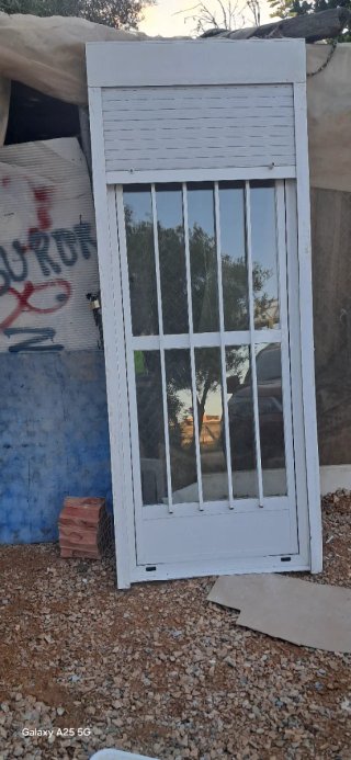 Puerta/Ventana con Reja y Persianas