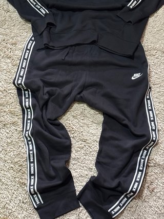 Chándal Nike Negro con Bandas Laterales