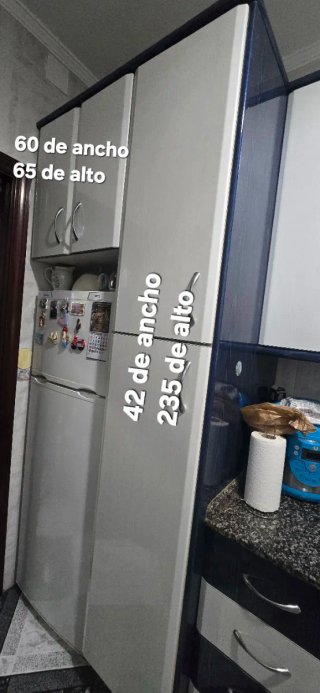 Muebles de cocina blancos y azul
