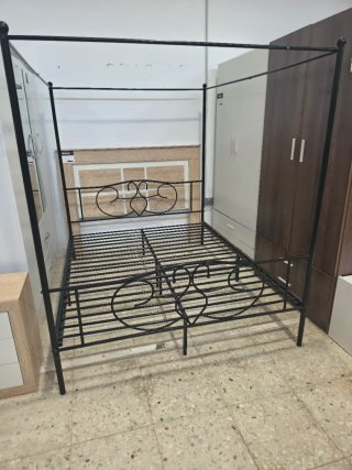 Cama de metal negra estilo dosel