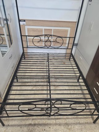 Cama de metal negra estilo dosel