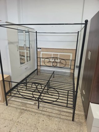 Cama de metal negra estilo dosel