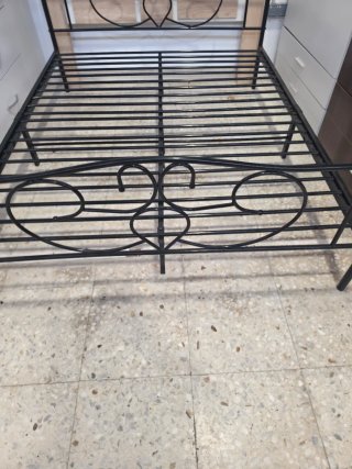 Cama de metal negra estilo dosel