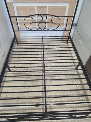 Cama de metal negra estilo dosel
