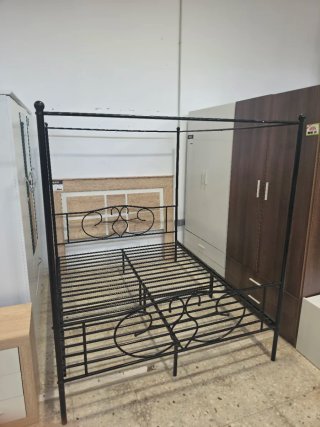 Cama de metal negra estilo dosel