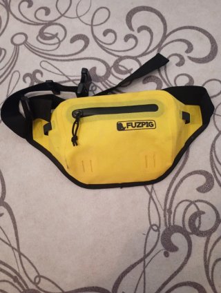 riñonera impermeable y estanca de color amarillo