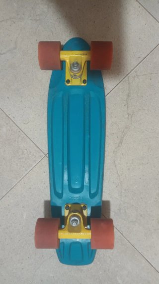 Patín azul con ruedas naranjas Decathlon