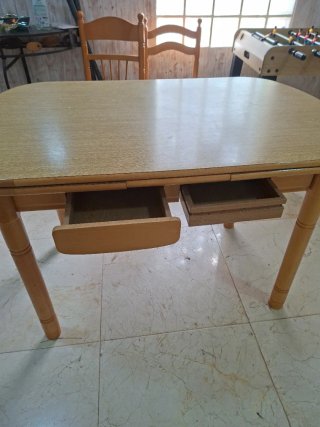 Conjunto de mesa y 5 sillas de madera