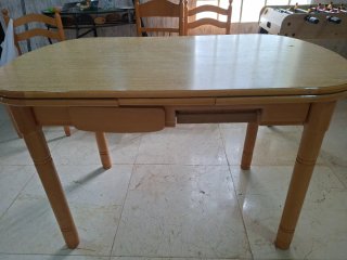 Conjunto de mesa y 5 sillas de madera