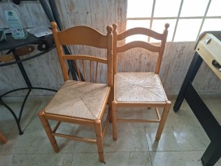 Conjunto de mesa y 5 sillas de madera