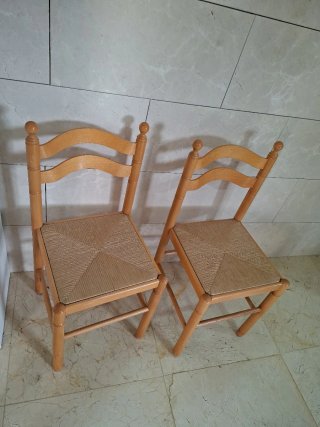 Conjunto de mesa y 5 sillas de madera