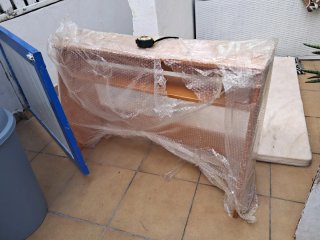 Estantería sobre escritorio madera