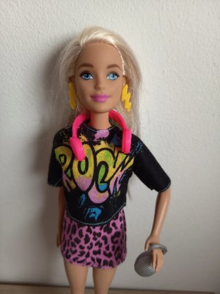 Barbie Rockera con Auriculares y ropa de cambio