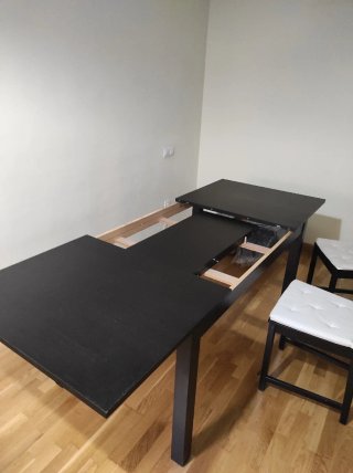 Mesa de salón extensible con cuatro sillas