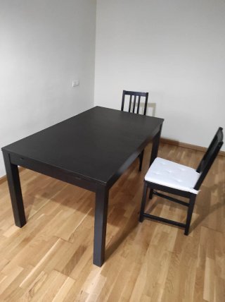 Mesa de salón extensible con cuatro sillas