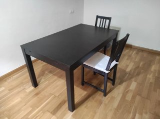 Mesa de salón extensible con cuatro sillas