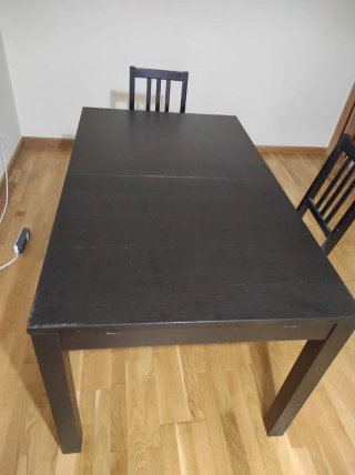 Mesa de salón extensible con cuatro sillas