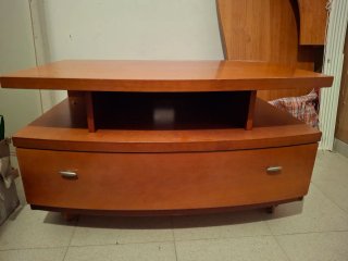 Mueble TV cerezo con cajón y ruedas
