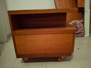 Mueble TV cerezo con cajón y ruedas